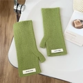 Gros plan sur les mitaines tricotées vert herbe avec une texture à rayures verticales - Taille unique / Vert