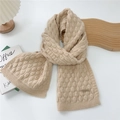 Dettaglio di sciarpa in maglia beige con trama a bolle e targhetta in oro lucido - 22*175cm / Bianco Sporco
