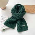 Dettaglio sciarpa in maglia verde scuro con trama a bolle 3D e logo in metallo dorato - 22*175cm / verde scuro