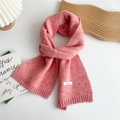 Primer plano de bufanda de lana rosa 100% con textura suave y borde de punto elástico - Rosa Moteado