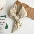 Detalle de la bufanda acolchada crema con relleno suave y forro de cuadros elegante - Beige