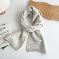 Detalle de bufanda de lana crema con motas de colores y etiqueta 100% lana - Blanco Moteado