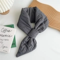 Detalle de bufanda acolchada gris oscuro con costuras onduladas y diseño de lazo cruzado - Gris