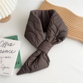 Detalle de calentador de cuello acolchado marrón café con diseño de costura ondulada - Marrón