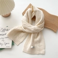 Detalle de bufanda de punto trenzado blanco crema con etiqueta tejida de alta calidad - crema