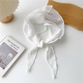 Dettaglio di sciarpa in cotone bianco a pois con eleganti bordi in pizzo smerlato - 75x75x125cm / Righe Pois Bianco