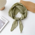 Dettaglio di un foulard in cotone verde chiaro con trama a strisce e bordi smerlati - 75x75x125cm / Righe Pois Verde