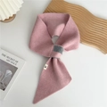 Primer plano de bufanda de punto rosa con rayas grises y textura suave para mujer - Rosa bicolor