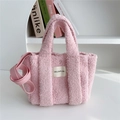 Dettaglio borsa tote in pile rosa con consistenza morbida ed etichetta in tessuto MILLDI PLAN - Rosa