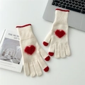 Guanti in maglia con cuore rosso di peluche su tessuto di lana color avorio - Bianco Latte / Cuore Rosso