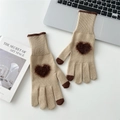Primer plano de guantes de punto caqui con diseño de corazón y función para pantalla táctil - Beige / Corazón Café