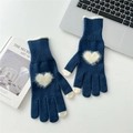 Detalle de guantes de punto azul marino con corazón de felpa blanca y puntas contrastadas - Azul Marino / Corazón Blanco