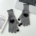Detalle de guantes de punto grises con diseño de corazón y puntas de dedos para pantalla táctil - Gris / Corazón Negro
