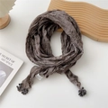 Détail de l'écharpe florale marron foncé en coton-lin avec des pompons gris élégants - Plissé Floral / Gris clair