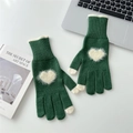 Detalle de guantes de punto verde oscuro con parche de corazón blanco en un escritorio - Verde Oscuro / Corazón Blanco