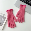Détail de la texture tricotée des gants tactiles rose avec poignets à bords ondulés - Rose Contraste Bordure Ondulée