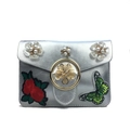 Détail de sac bandoulière argenté avec broderie de perles et papillon en strass brillant - Argent