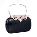 Dettaglio pochette da sera in ecopelle nera con ornamento floreale in strass lucidi - Nero