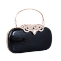 Elegante pochette in pizzo nero con manico in metallo oro rosa e chiusura con strass - Nero