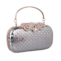 Dettaglio borsa da sera argento con manico ad anello oro rosa e decorazione in strass - Argento