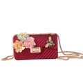 Detail van rode siliconen crossbody tas met geborduurde bij en gouden ketting - Bordeauxrood