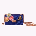 Detail van koningsblauwe siliconen crossbody tas met reliëfpatronen en bij-borduurwerk - Blauw