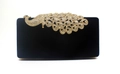 Detalle de bolso de noche de terciopelo con lujoso pavo real dorado e incrustaciones - Negro