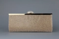 Vista dettagliata degli strass color champagne e della montatura metallica della borsa - Chiusura a Fiocco con Strass / Oro