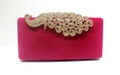 Detail einer fuchsiafarbenen Samt-Abendtasche mit goldener, kristallbesetzter Pfauenverzierung - Fuchsia