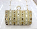 Detalle del bolso de fiesta dorado con cristales ámbar y asa de anillo con diamantes - Marrón dorado