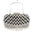 Dettaglio di pochette da sera con cristalli, motivo floreale e lunghe nappe lucide - Nero