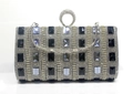 Detalle de bolso de noche plateado con gemas rectangulares de cristal negras y azules - Negro y Gris