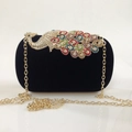 Dettaglio della pochette da sera in velluto con motivo a pavone in strass colorati - Nero (Diamanti Colorati)