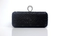 Détail de strass en vagues et poignée anneau sur pochette de soirée en satin noir - Noir