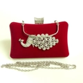Detalle de bolso de fiesta de terciopelo rojo con pavo real de strass y cadena de plata - Rojo