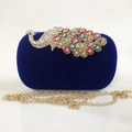 Dettaglio della borsa da sera in velluto blu reale con chiusura a pavone in strass - Blu Reale (Diamanti Colorati)