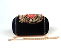 Detail van fluwelen avondtas met meerkleurige edelsteen bloem en gouden ketting - Zwart