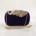 Dettaglio borsa da sera in velluto con chiusura a pavone in strass colorati e catena oro - Viola (Diamanti Colorati)