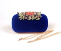 Detail van de donkerblauwe fluwelen avondtas met bloemenkristalsluiting en gouden ketting - Blauw