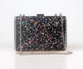 Detailaufnahme der rechteckigen Clutch mit schwarzen Kristallen und bunten Steinen - Schwarz
