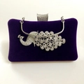 Detalle de bolso de noche de terciopelo morado con diseño de pavo real de cristal y asa - Morado
