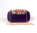 Detail van de fluwelen avondtas met kristallen bloemsluiting en gouden schouderketting - Paars