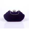 Detalle de bolso de fiesta de terciopelo morado con cierre de bola de diamantes y asa - Morado