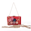 Elegante rote Abendtasche mit 3D-Stoffblumen, Kunstperlen und goldener Kette - Rot
