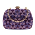 Detail einer luxuriösen lila Strass-Abendtasche mit geometrischem Muster und Goldverschluss - Lila