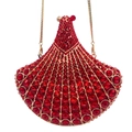Détail de la pochette de soirée rouge en forme d'éventail avec chaîne en métal doré - Rouge