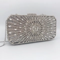 Elegante silberne Abend-Clutch in Rechteckform mit Strass-Sonnenstrahlmuster und Kette - Silber