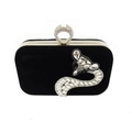 Dettaglio decorazione volpe con strass e chiusura anello di cristallo su pochette in velluto nero - Nero