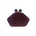 Elegante bordeauxrote Abendtasche aus Samt mit geometrischer Form und Schmuckschließe - Burgunderrot
