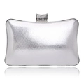 Dettaglio della pochette da sera argento con chiusura rettangolare impreziosita da cristalli - Argento Liscio